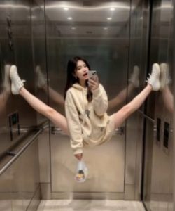 AI生成电梯一字马美女制作教程，条条流量上万，别再在外面被割韭菜了，全流程实操-赚金金-技能学习分享